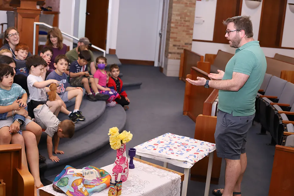 rabbi talking to nursery school kids